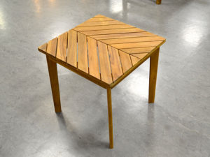 葉脈みたいなデザインのガーデン木テーブル！<br>使い勝手バツグン！コンパクトで軽くて使いやすい♪モチロン室内でも！