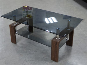シックなガラステーブル！濃すぎないブラック強化ガラス×ブラウン木目脚がポイント！品があってお部屋が重くならない♪中板付きで収納などにも色々活用できる！