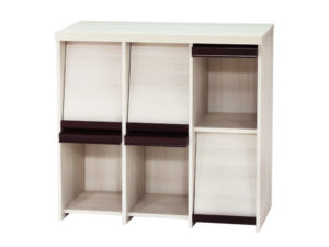 フラップ扉のディスプレイラック！お気に入りの本や雑誌を飾ったまま開け閉めできるオシャレなラック！開閉もスムーズで閉めても取っ手が出ないこだわり設計でケガや洋服の引っ掛かりを防止！安全です！