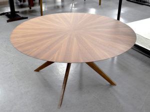 大きな丸テーブル！１本のみ仕入れました！幅150cmの広々テーブル！家族で囲む食卓テーブルとしても！オフィス用のミーティングテーブルとしても大活躍！