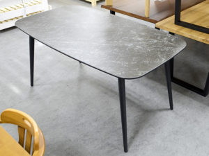 高品質！セラミック天板のダイニングテーブル！金属よりも硬度が高く傷つきにくい！耐熱・耐久性の高い素材！日に当たっても色あせしにくい！大理石のような高級感のある見た目と肌触りの良い凹凸感がポイント！
