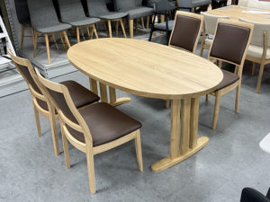 1点限定仕入れ！楕円形のオシャレテーブルの４人掛け食卓セット！天然木タモ材使用！木目がGOOD！T字脚デザインで立ち座りしやすい♪早い者勝ち！無くなる前に！