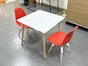 人気商品値下げ中！チャンスです！売れてるデザインチェアとコンパクトな清潔感のあるテーブルの３点セット！チェアの色は4色から選べる！無くなる前に！