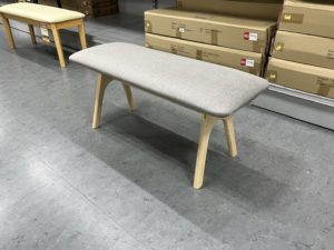 おしゃれなベンチ♪グレーのファブリック×優しい明るいナチュラルカラー天然木の２トーンがGOOD！お好きなテーブルと合わせて食卓セットとしても♪ベッド脇や玄関先に置いても♪使い勝手のいいベンチ！