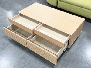 上品な木目が特徴のセンターテーブル！収納力バツグン！下の引き出しはフルスライドで取り出しに便利♪和室にもピッタリなデザインです♪現品限り！