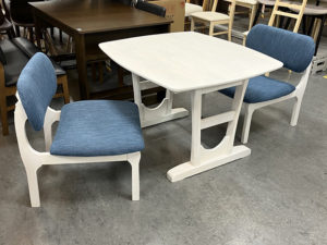 2人掛けだけどちょっと違う！ゆったり幅のテーブル＆チェア！テーブルの高さは65cmと低めデザイン♪お部屋に与える圧迫感が減りスッキリ♪ホワイト×ブルーで爽やかな2トーンカラー！優しい木目調が良い！要チェックです！