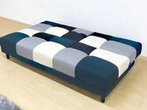 テーブル付きが人気です！ソファベッド！パッチワークデザインがGOOD！サイドテーブル要らずで快適寛ぎ時間♪眠くなったらさっとベッドにもなる とにかく便利なソファベッド！クッションはそのまま枕にもなっちゃいます！