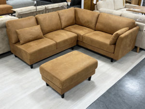 キズに強い新素材ファブリックエアレザー張りコーナーソファが値引き中！ヴィンテージ調の渋めの生地感でキャメルカラーがGOOD！スツール付きで好きな位置に動かせるから便利♪