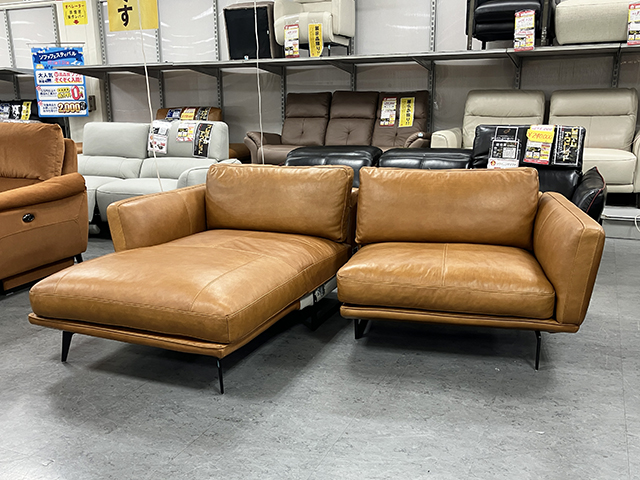 上質な本革を使用した「広々カウチソファ」。キャメルカラーの本革生地