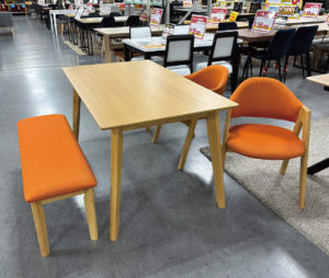 テーブルとチェア×2 ベンチ×1の4点セット。チェアとベンチのオレンジ張地がアクセント。ホールド感あるチェアは、かけ心地もGOOD！