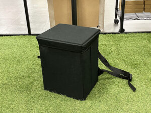 普段も、もしもの時も頼れる2way仕様！防災リュックにもなる「玄関チェア」。普段は玄関で使えるチェア、いざという時は防災リュックに早変わり！ 座面下に収納スペースがあるので、非常食やライト、救急用品などをコンパクトに収納出来ます。