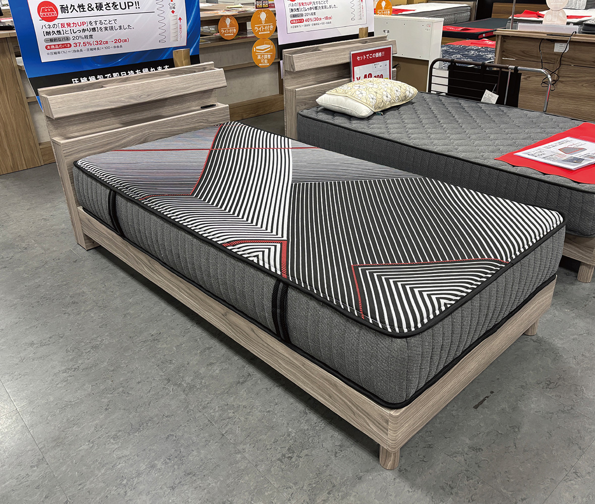 小物が置けるシングルフレーム。小物、本やタブレットが置けて充電も