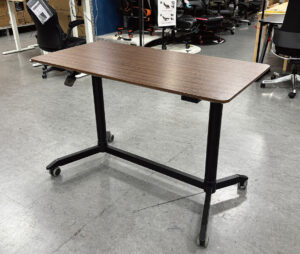 ボタン操作で昇降します。メモリー内臓でお好みの高さに設定できます。