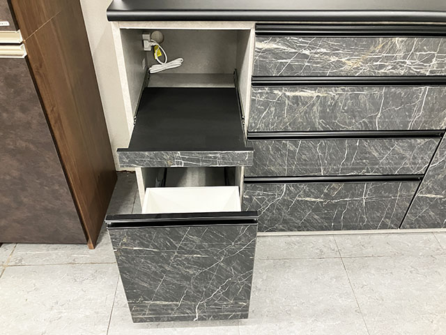 見た目も使い勝手も両立した「食器棚」♪黒の大理石調デザインに