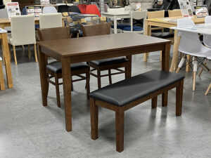 ベンチ付きで家族みんなが、ワイワイ集まれる頼れるダイニング4点セット。 座面は水拭きできるので、食べこぼしもサッとお手入れ♪