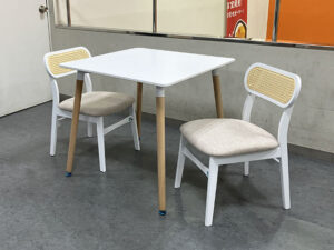 ラタンチェアがアクセントの北欧風ダイニング3点セット。清潔感あふれるホワイトテーブルと、幅広座面でゆったりくつろげるチェアが魅力。しっかりとした座り心地で、お食事からリラックスタイムまで快適にお使いいただけます♪