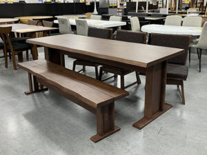 家族や友人とわいわい囲める幅2mの「広々ダイニングセット」。天然木の天板は波打ちデザインで、レトロな雰囲気がgood！ 回転式の便利なチェアは、立ち座りがラクラク。ちびっ子から大人までみんなでゆったり座れるベンチ付きです♪