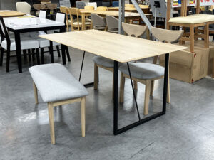 温もりを感じる天然木の天板を使用した、ナチュラルな雰囲気のダイニングセット。木目の表情を楽しみながら、家族や友人との食事をより心地よい時間に♪