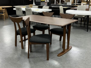 毎日の食卓をより心地よく「天然木のダイニングセット」。天然木ならではの豊かな木目と重厚感が、食卓をあたたかく包み込み、足元は広く使えて立ち座りもしやすいT字脚♪