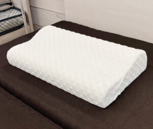 BASIC makuraベーシック枕。肩や首の圧迫感が気になる方にオススメ！お客様の声から生まれたベーシック #低反発まくら。低反発素材は、頭部や首にかかる圧力を均等に分散！カバーを外して洗えるので清潔に保てます。