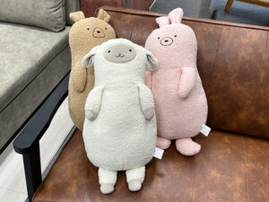 かわいい見た目に癒される！ぎゅっと抱きしめれば気持ちが和む安心感の「アニマル抱きまくら」。ふわふわでもちもちの肌触り◎寝る時もリラックスタイムも、お部屋に置くだけで気分がほっこり♪