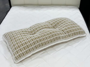 ごろごろする時は寝転んで、ボタンを留めれば三角形の背あてクッション。壁に立てかければ簡易座椅子としても活躍！多用途に使える「欲張りクッション」。やさしく体を支えるもこもこ素材が心地よく、リラックスタイムにピッタリ♪