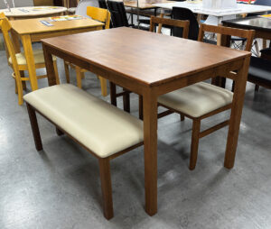 食卓3点セット。四つ脚テーブルタイプは4ケ所からチェアを入れることができ、チェアを増やすも可能です。安定感があるので横揺れすることがありません。ダイニングベンチは小さなお子さんなら３人座れます。使わないときはテーブルの下にしまえてスッキリ！ベッドの足もとに置いてフットベンチとしても使える！