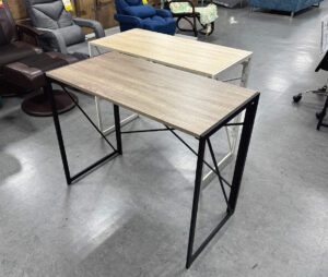 海外工場直送品だから安い！折り畳みデスク。すき間にもスッと収まり、来客時や作業スペースを増やしたい時にすぐ取り出せて便利。組立も工具いらずで女性でもラクラク。デスク・作業台・趣味スペースなど、用途に合わせて自由に使えるマルチテーブルです。