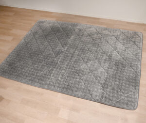 超極厚！約25mm!クセになるごろりんラグ。高反発ウレタン。お子様が喜ぶふかふか感♪裏面は滑りにくい加工。床暖房ホットカーペット対応。遊び毛が出にくい。