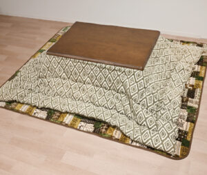 厚みのある中わたでしっかり保温するコタツ布団。なめらかな起毛生地が体を包み込み、幾何柄×落ち着いた色合いでお部屋になじむ、冬の季節をあたたかく快適にするこたつ布団です。