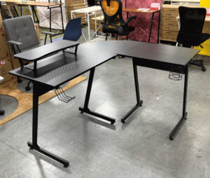 スタンド付きL型デスク。デスクは左右入れ替え可能。ドリンクホルダー付き。ヘッドホルダー付き。はっ水性のあるPVCシート仕様。