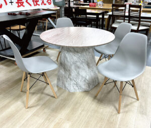 会話が弾む円形テーブルとOKオリジナルチェアがセットになったお正月目玉品！キズに強いメラミンシート仕様。目線が合いやすい丸テーブル。水拭きできるチェア。