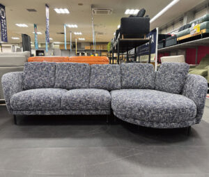 理由あり大特価！驚きのプライス！丸みのある優しいカウチソファ。カウチ部はゆったりあぐらがかける広々デザイン。