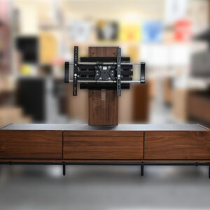 ウォールナットの美しい木目とブラック基調とした高機能テレビボード。引出しやフラップなど、充実した収納。真鍮をアクセントにしたモダンな脚まわりは、スッキリ感を演出。