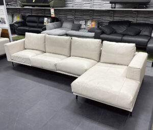 倉庫に眠っていた一品物をO!Kバイヤーが交渉してつかんだ大特価商品！大人５人が座れるゆったりワイドな大型カウチソファ。総革張り、低め設計で圧迫感を軽減！
