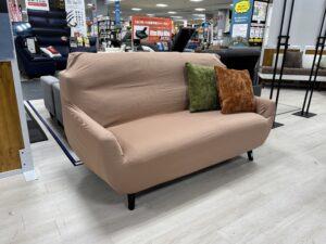 伸びる生地でソファにぴったりフィット。ズレ防止。固定棒付き。あたたかさを感じる肌触りで冬も快適。洗えて清潔、選べる安心の3サイズ展開。