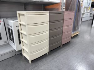 夏服や薄手の衣類をまとめて収納でき、衣替えもスムーズ。引き出し式で出し入れしやすくお部屋をすっきり整えて、気持ちよく季節を迎えられる収納チェスト。