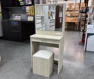 仕入れ先からの長期交渉戦利品！三面鏡ドレッサー。幅60㎝で程よく使えるサイズ。収納は引出し、ミラー裏とチェア下にもあり便利。身じたく界隈はこれで解決♪ お客様組立品の為、コンパクト梱包。持ち帰りもOK！