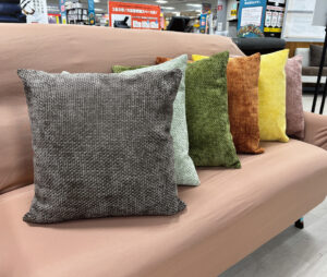 ざっくり織りの風合い豊かな生地で、やさしい肌触りと程よい弾力。ぬくもりを感じるあたたかさがあり、豊富なカラーでソファのアクセントに最適。丈夫でへたりにくく、季節を問わず快適に使えます。