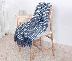 ぽこぽこマルチケット。さっと羽織ってデスクワークに。くつろぎタイムのひざ掛けに。お部屋にそっと寄り添う。