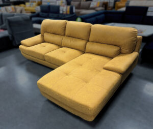 本革のような上質な風合いと、布のような温かみのある手触りを両立。汚れに強く通気性も良いので、夏はサラッと快適、冬もひんやりしにくい素材です。