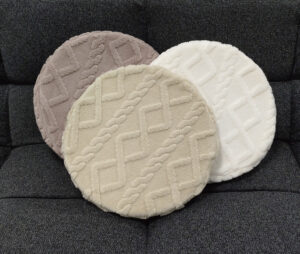 ふわっとしたベロア生地で肌触り抜群！座面の硬さを和らげ、長時間座っても疲れにくい丸型ボアクッション。どのお部屋にも合わせる事ができるくすみカラーで3色展開！