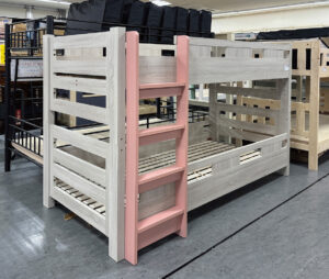 1台2役2段ベッド。やさしい木目×アクセントカラーのはしご。子ども部屋に置きやすい明るい印象。上下分割できる構造。お子さまの成長に合わせて、将来はシングルベッド2台として使用可能。