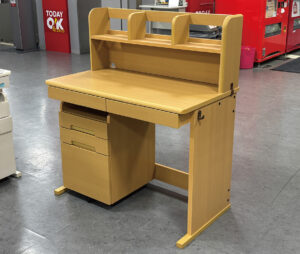 ド定番の学習デスク！上棚＋引出しワゴン＋デスクの最低限の装備を揃えました。デザインを限りなくシンプルにすることでありえない低価格！※デスクライトは別売りです。