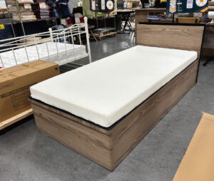 大容量収納跳ね上げシングルベッド。マットレス付き。ベッド下はタンス以上の大容量収納スペースあり（５８０ﾘｯﾄﾙ）。10㎝厚でしっかりしたノンコイルマットレスを使用。