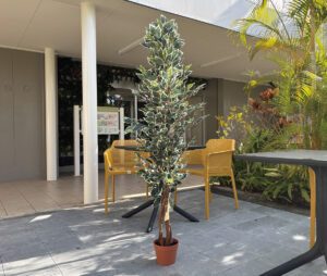 本物そっくりのフェイクグリーン。花粉や本物の植物のカビ・アレルゲンがないのでペットのいる部屋でも安心して扱う事ができます！水やりや日当たりなどのお手入れいらず。そのまま飾るだけで、いつでも美しいグリーンをお楽しみいただけます♪