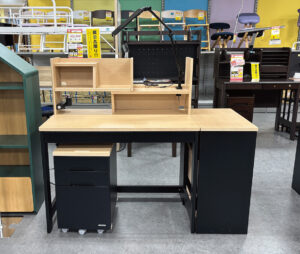 ブラック×ナチュラルが目を引く、大人デザインな学習デスク！ワゴン・サイドシェル・コンセントやデスクランプも装備！有名メーカー、コイズミ社製で安心！クリエイティブな知性が見につくかも！