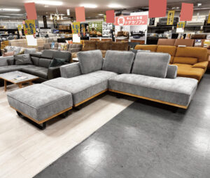 家族でゴロリとくつろげる大型カウチ！グレーの生地にナチュラル天然木の組み合わせがお洒落♪足高タイプなのでお掃除ロボも◎