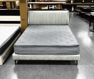 お買い得な４人家族でも川の字で寝られるクイーンサイズのベッド!10万円ちょっとで憧れのクイーンハイバックタイプは背中を預けて読書をしたりPCをしたりも楽ちんです。サイズが買える！マットレスは買ったその日に持って帰れる圧縮ロール仕様。