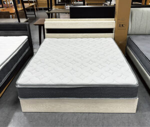 ゴミ箱やライト、コンセントもついた至れり尽くせりなクイーンベッドフレーム！BOX型のベッド下収納が2杯つき。ホワイトカラーのシンプルなデザインなので、どんなお部屋にもマッチします。